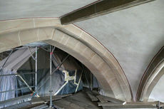 Arbeiten am Holzgewölbe im Bereich der Strebebögen und der Verschalung.und Verputzung der Wände (Foto: Karl-Franz Thiede)